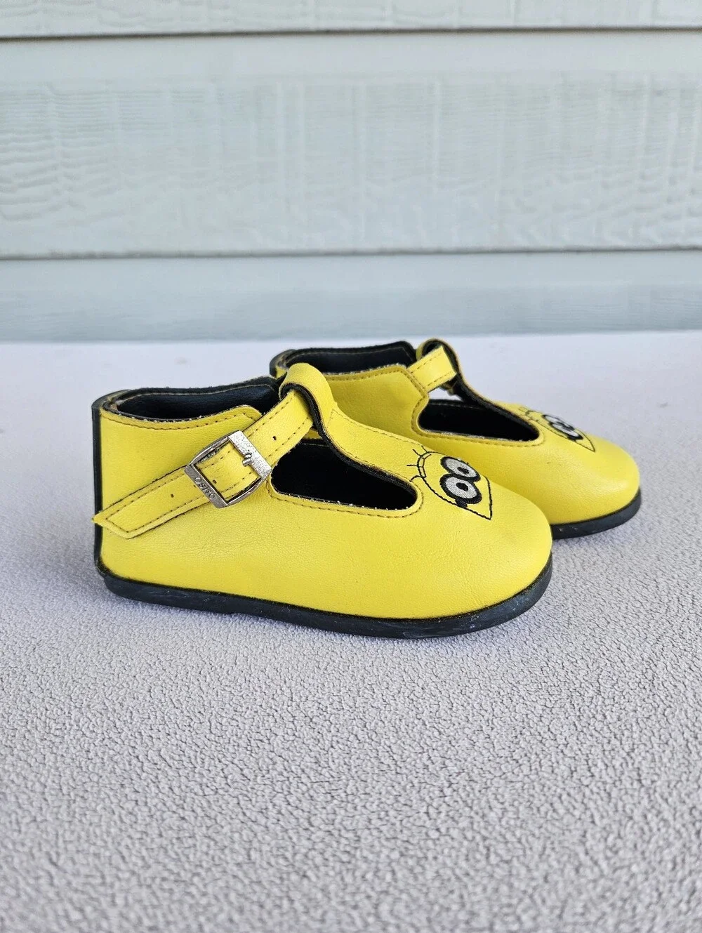 Osito Minion T-Strap Flats Toddler Mex SZ 20 US SZ 7 Yellow Minion Buckle